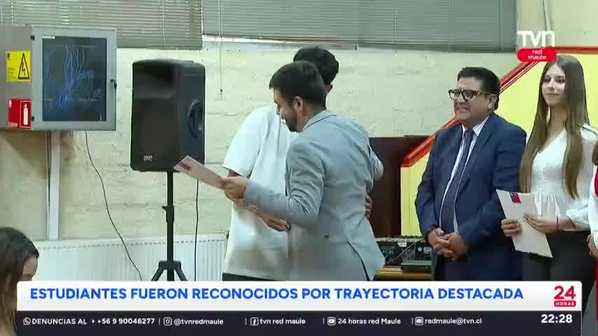 19 jóvenes destacados educativamente obtuvieron reconocimiento