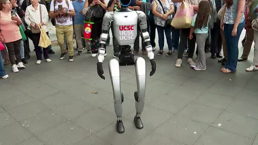 UCSC presenta el primer robot humanoide en el centro de Concepción