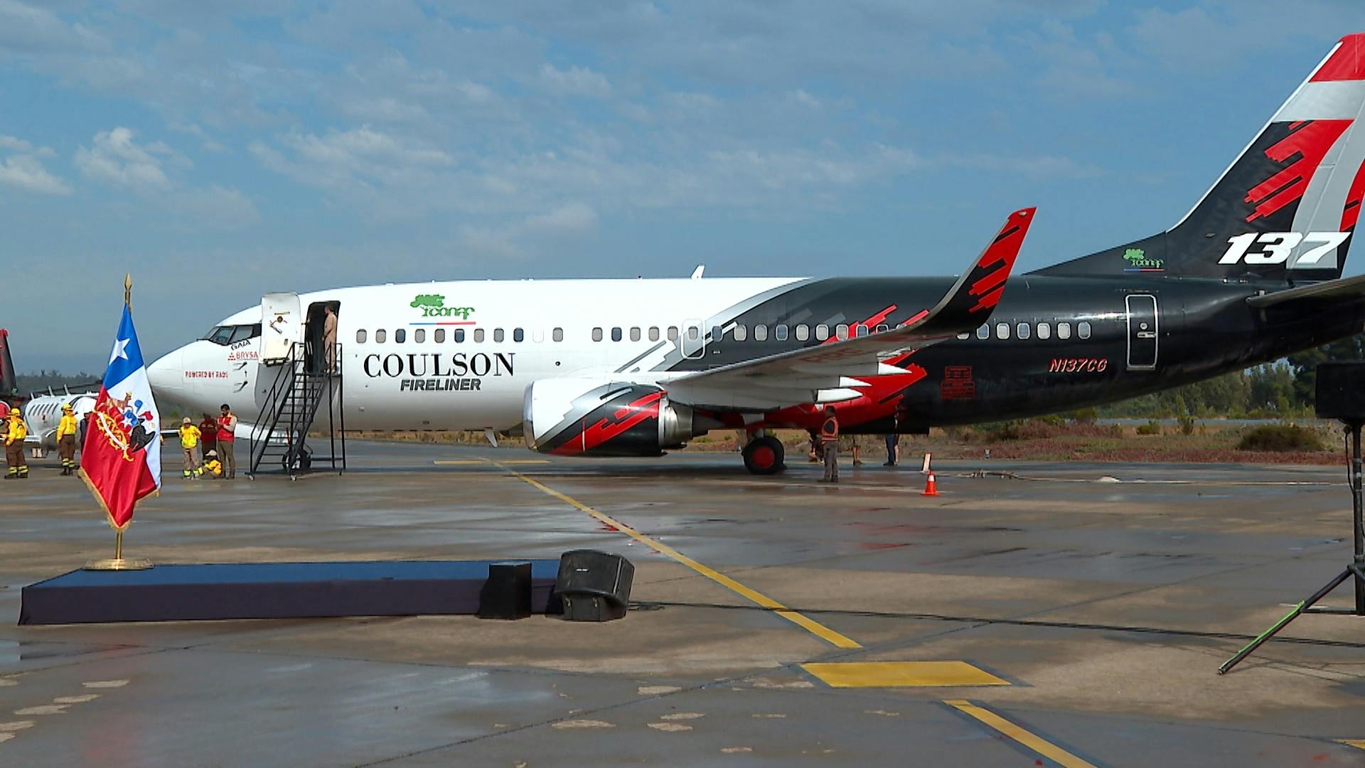 Presidente Boric inspecciona Boeing 737 destinado al combate de incendios forestales