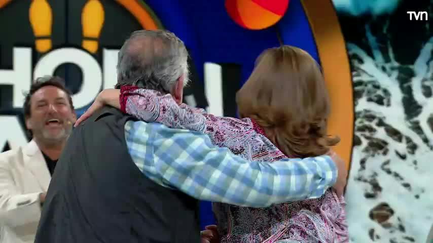 ¡Lo dieron todo! Pareja baila romántica canción en pleno Ahora Caigo