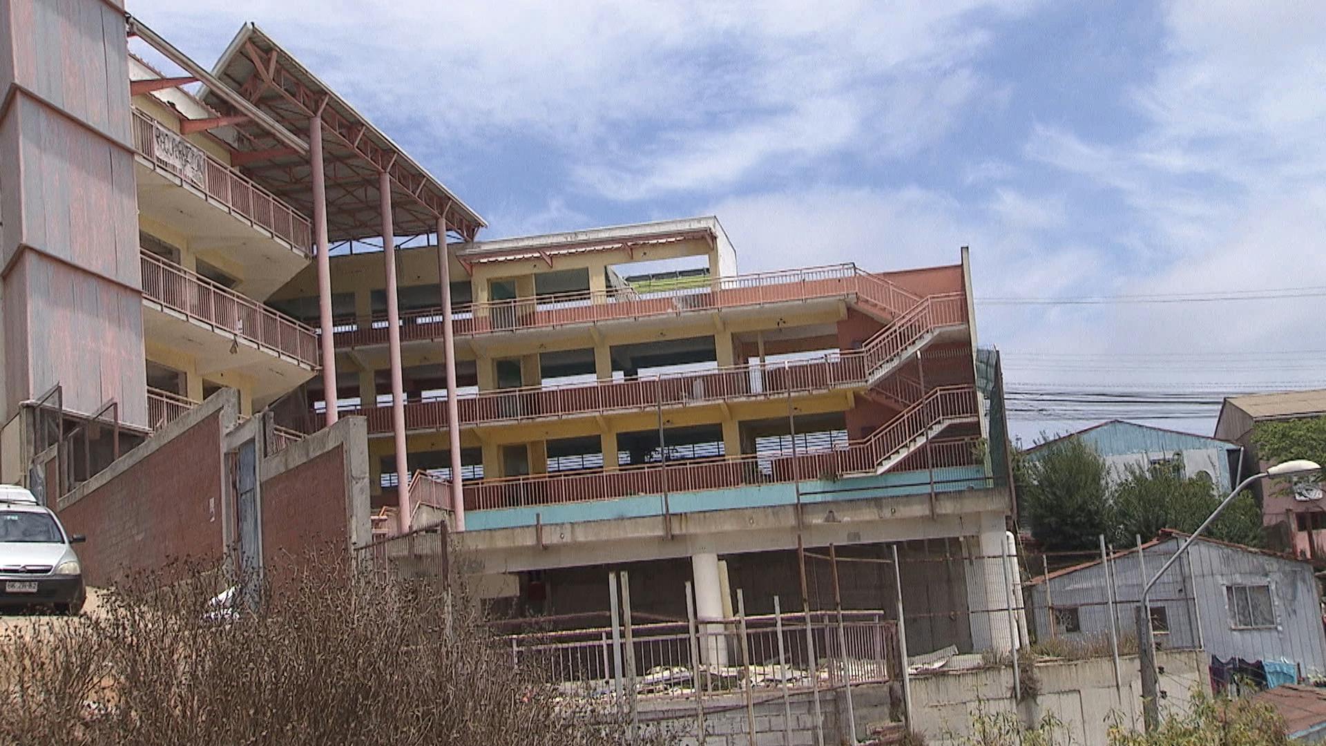 Acusan deterioro de colegio del Cerro Los Placeres 