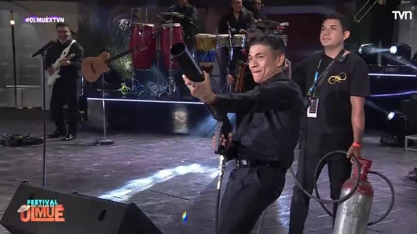 ¿Qué lanzó Américo al público? El cantante regaloneó a El Patagual
