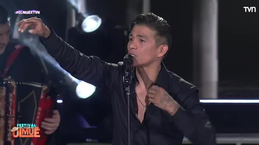 Américo interpreta “Cómo te voy a olvidar”