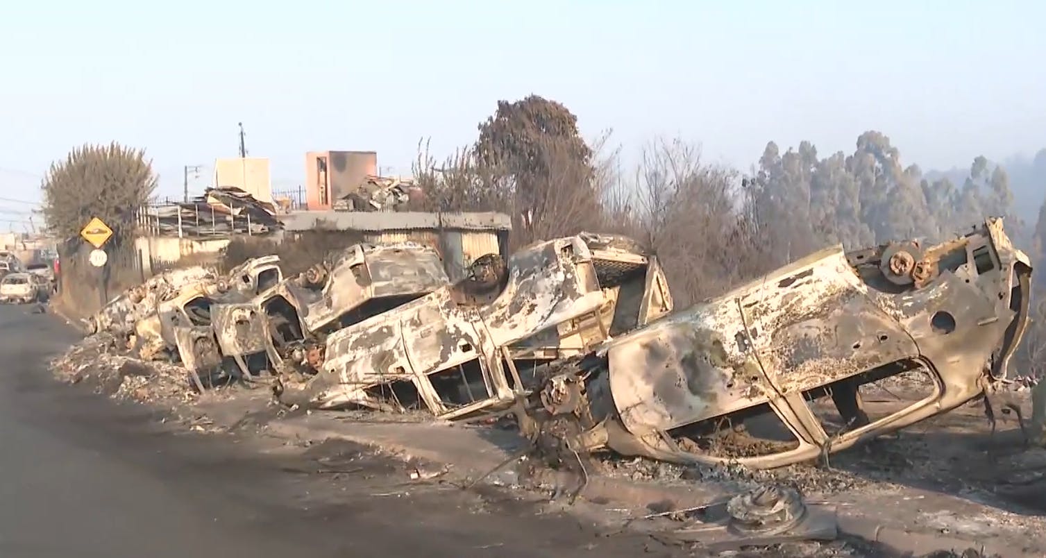 Como escena de guerra: ¿Por qué terminaron tantos autos volcados en los incendios?