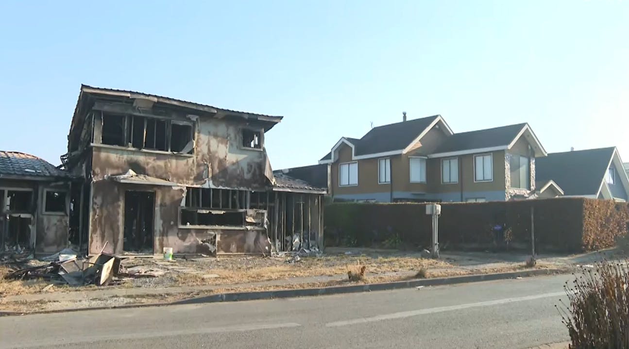 ¿Planificada o azar?: ¿Por qué algunas casas se salvaron de los violentos incendios en el sur? 