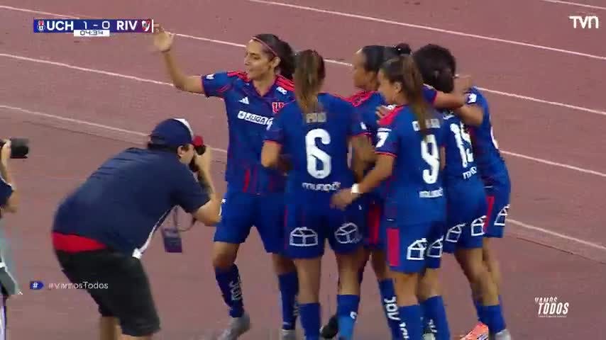 Las leonas abren el marcador
