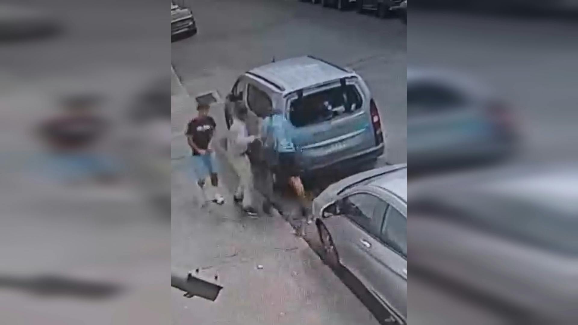 Delincuentes desvalijan vehículo de turismo