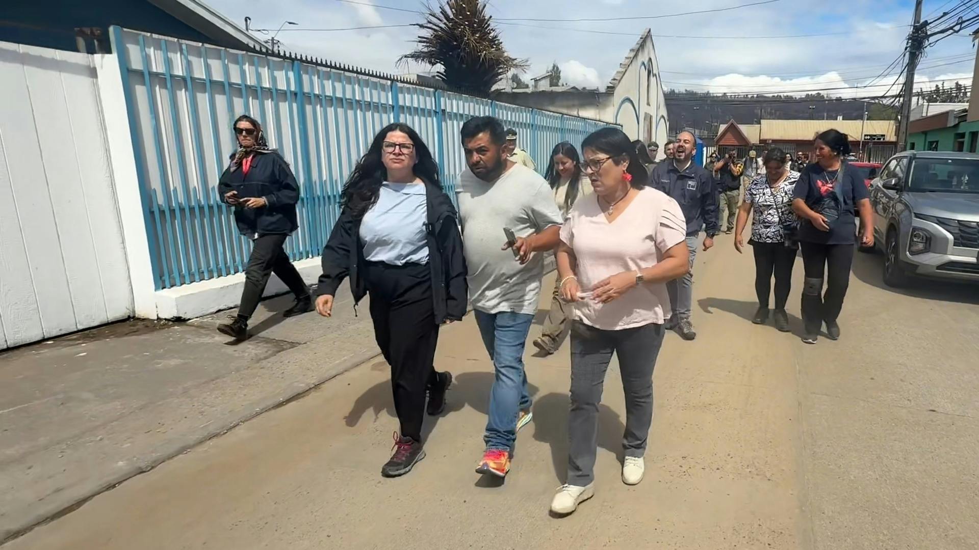 Ministra de la Mujer visita por primera vez el Biobío tras los incendios y vive tenso momento con vecinos