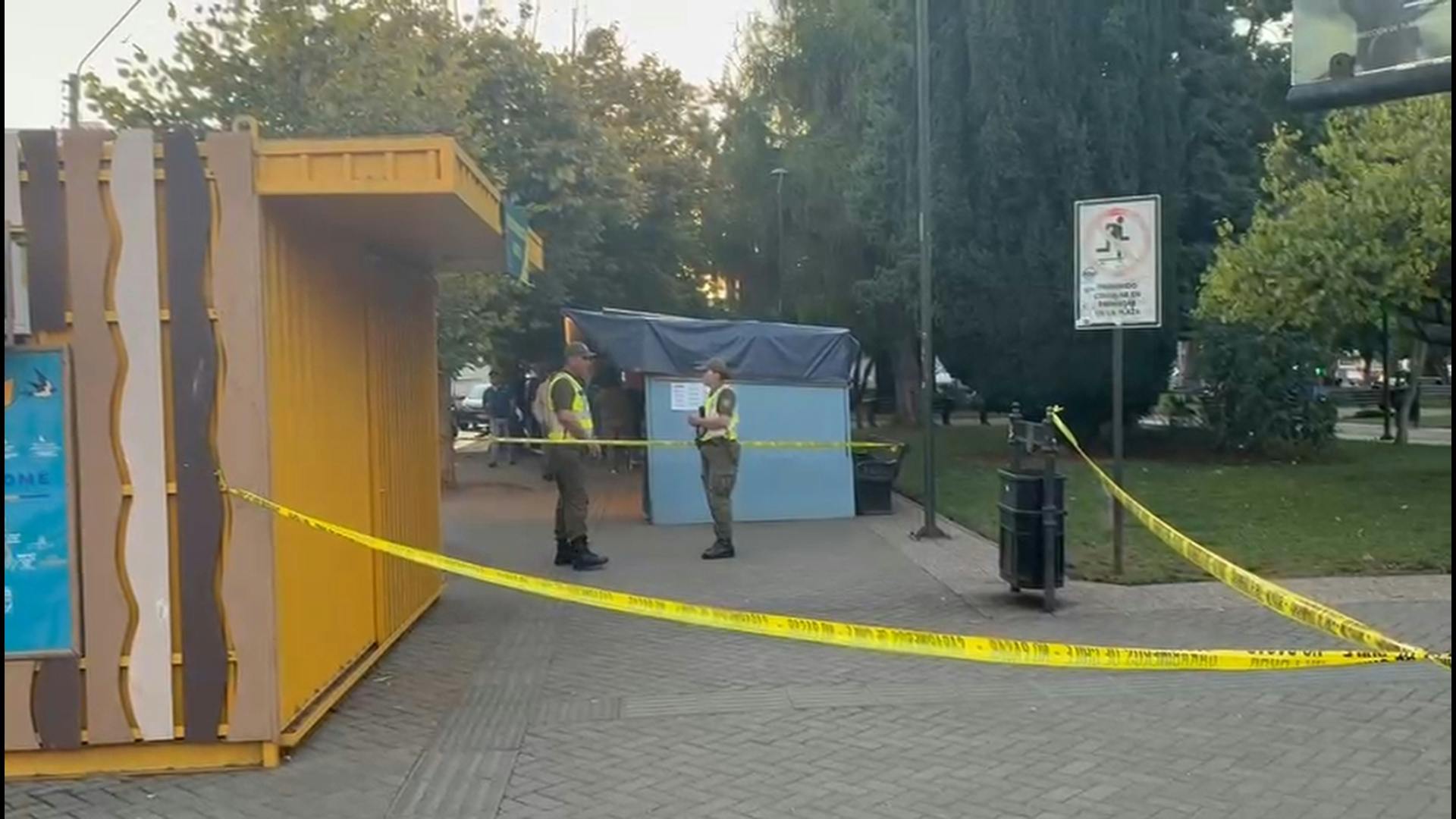 En plena plaza de arma de Tomé, adolescente apuñala a muerte a su padre