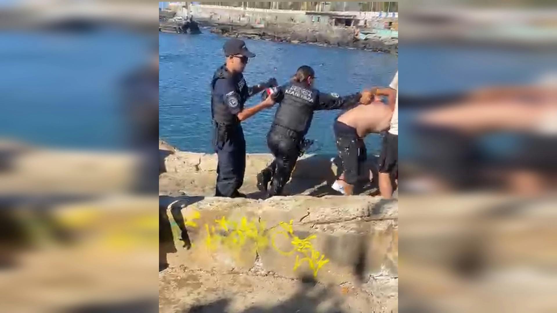 Lanzan a funcionaria naval al agua