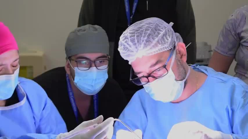Lucas recibe el primer implante de conducción ósea del año gracias al Hospital Regional y JUNAEB