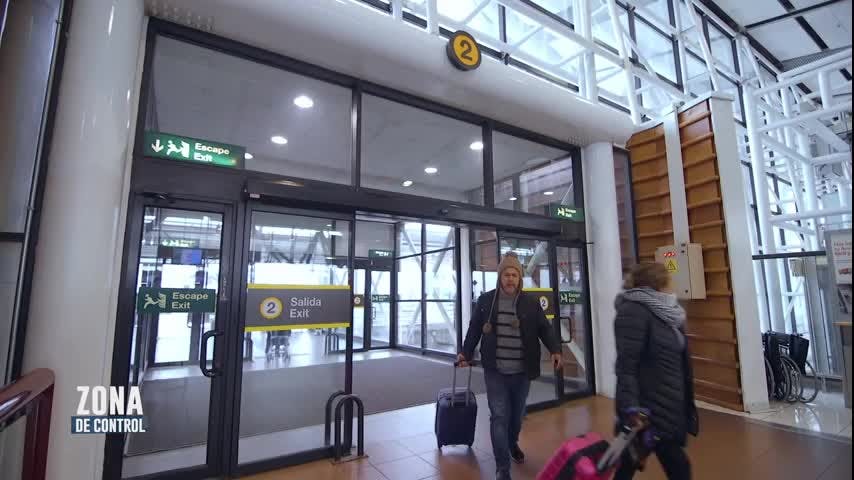 Violento ataque en el Aeropuerto de Santiago: ciudadano haitiano es detenido por destruir una puerta