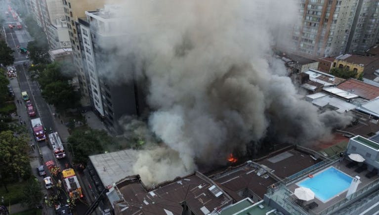 Incendio afecta a cité en pleno centro de Santiago 