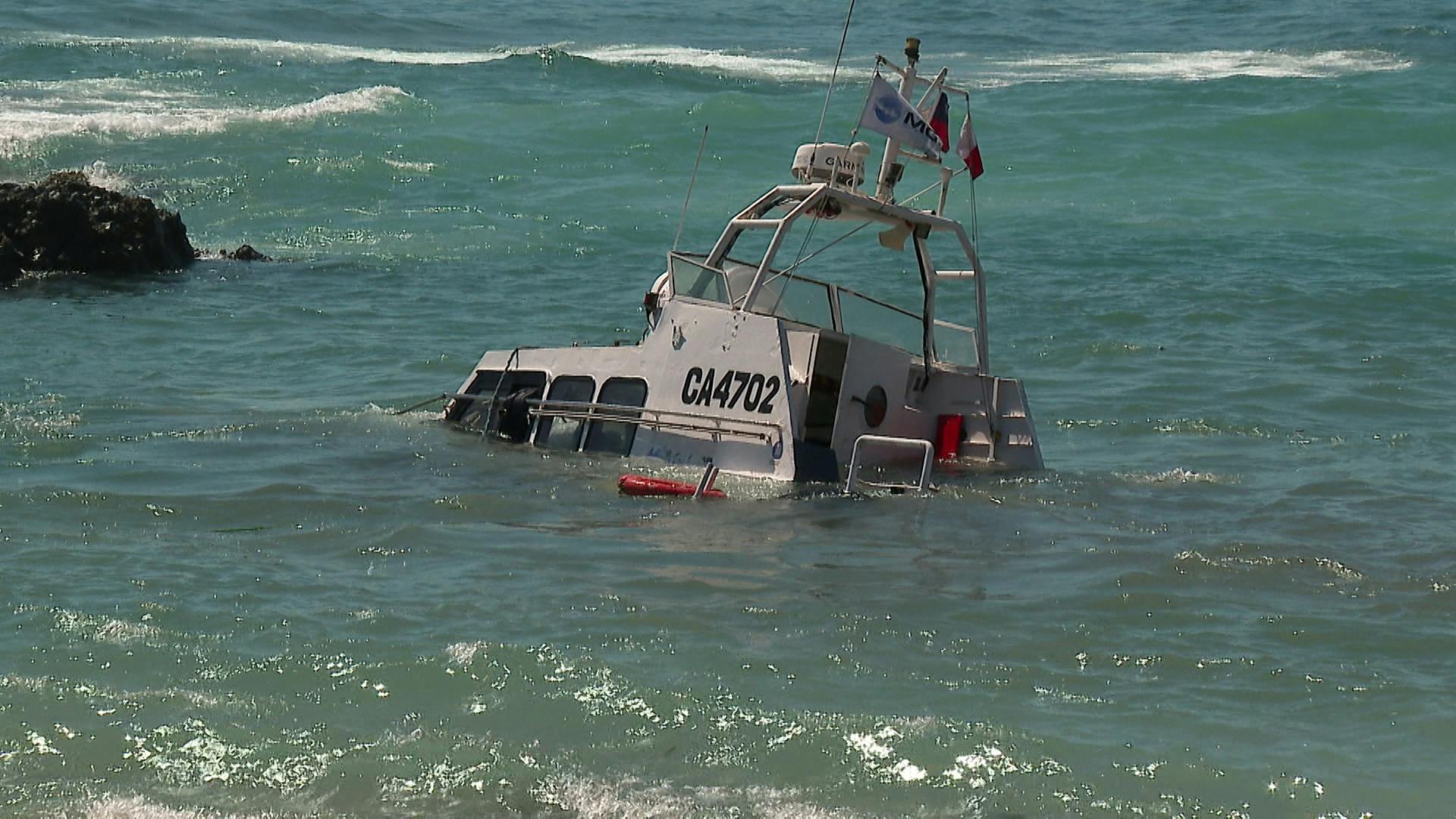 Embarcación encalló en requeríos de playa 