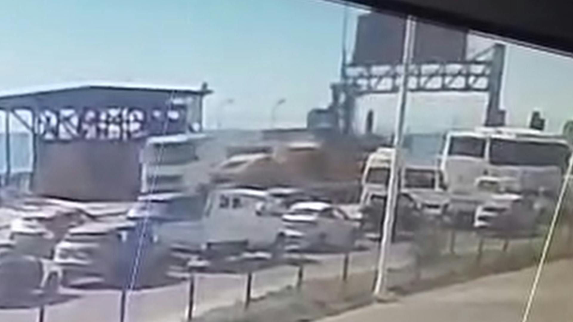 Gran letrero informativo cayó en medio de la calzada