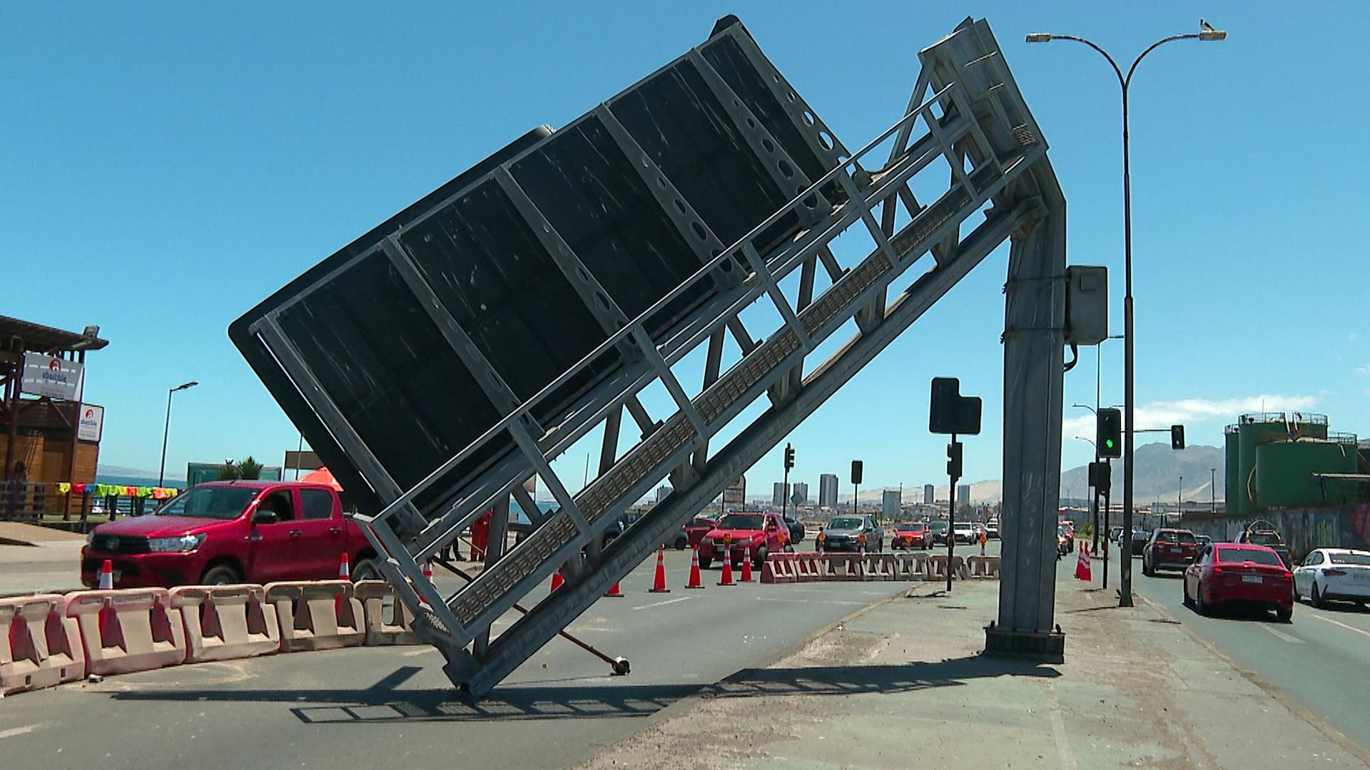 A más de 24 horas estructura no era retirada de avenida 