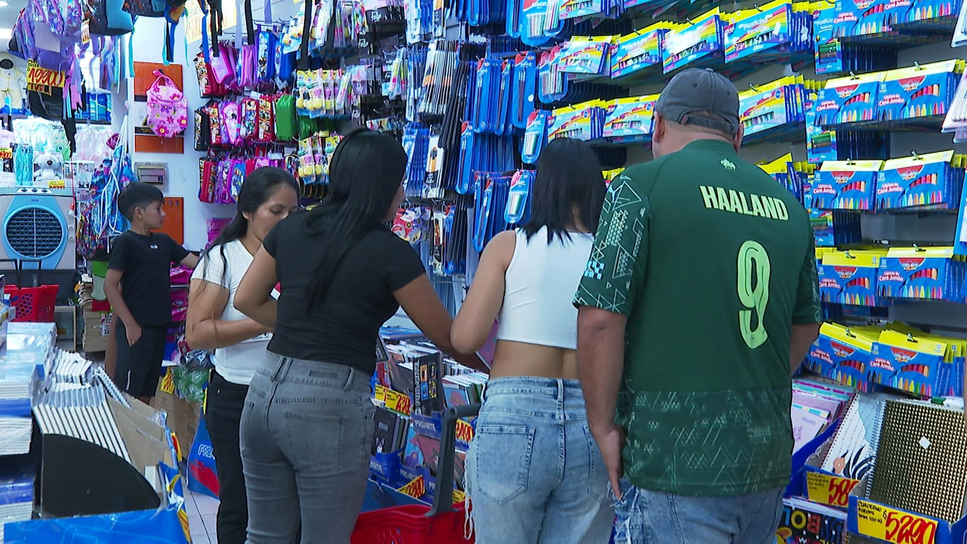 Antofagastinos realizan compras a última hora por vuelta a clases