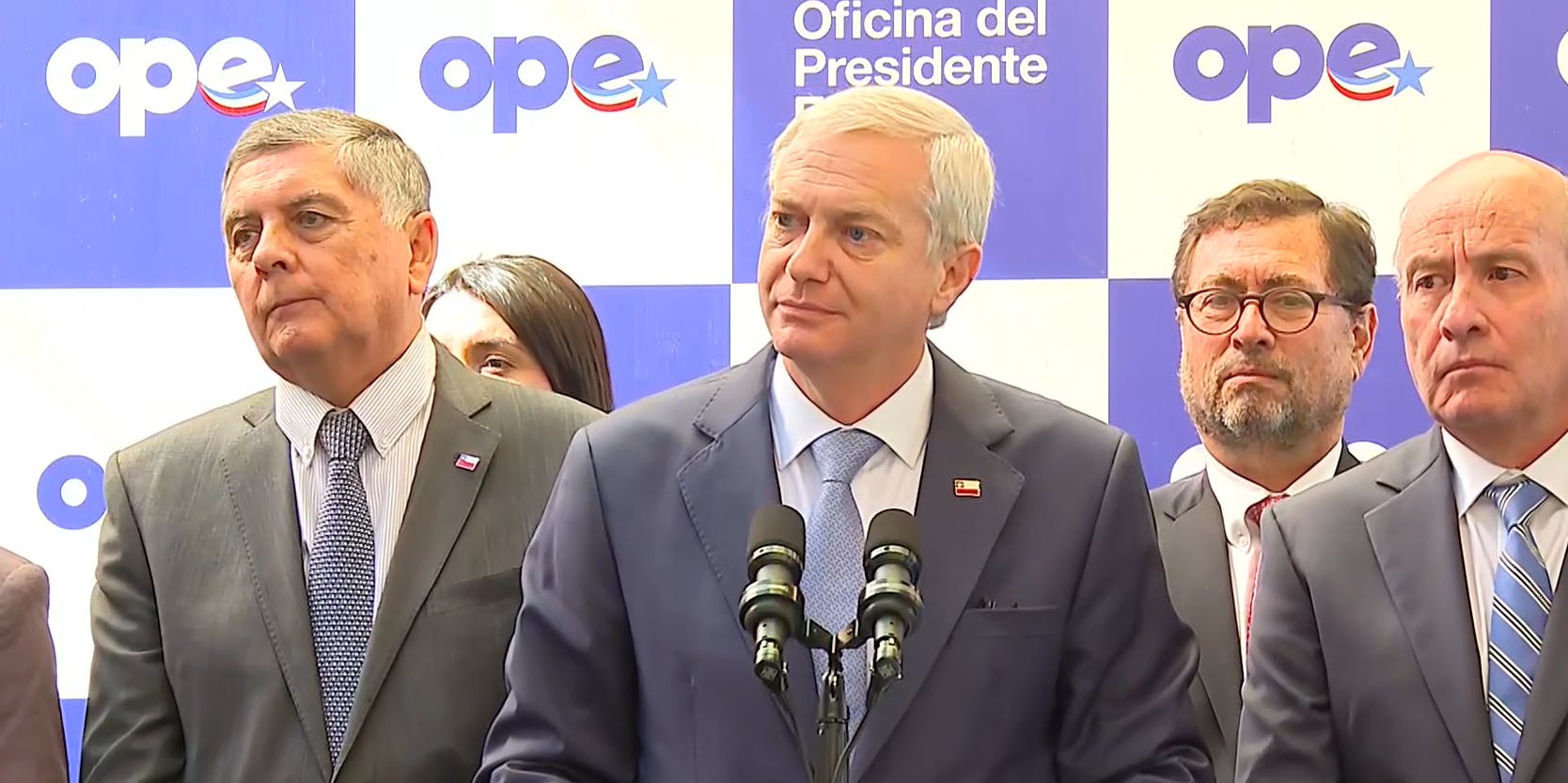 Kast sobre llamado de Boric: "No contesto números desconocidos y no tengo ningún WhatsApp del Presidente" 