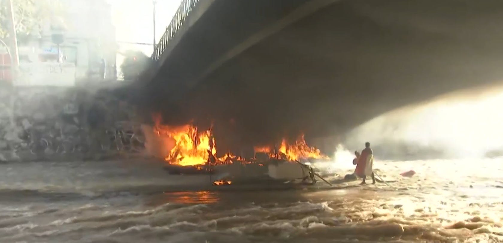 Durante operativo de retiro de rucos: Registran gran incendio en ribera del río Mapocho 