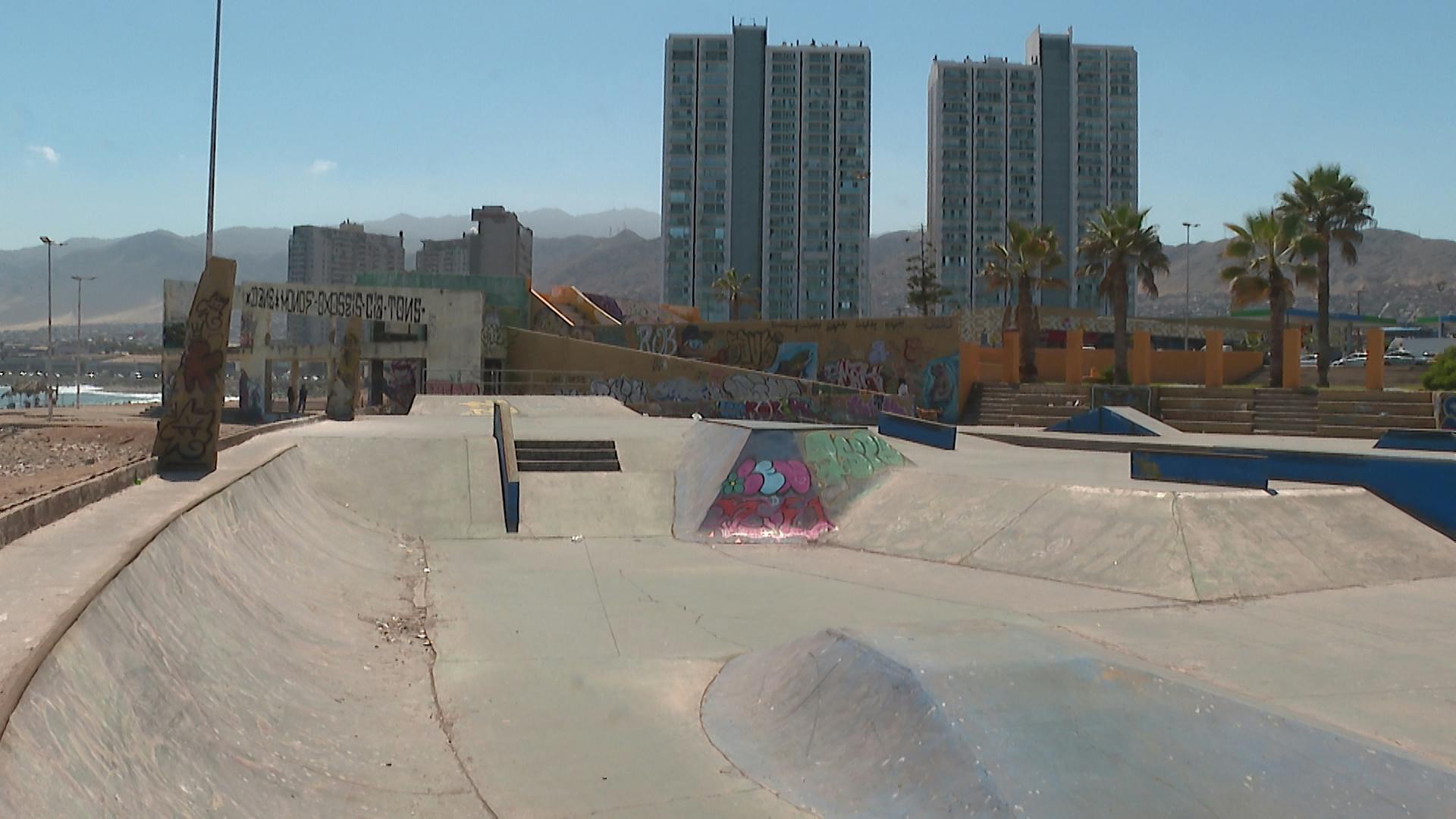 Denuncia mal estado y acumulación de basura en sector de skatepark 