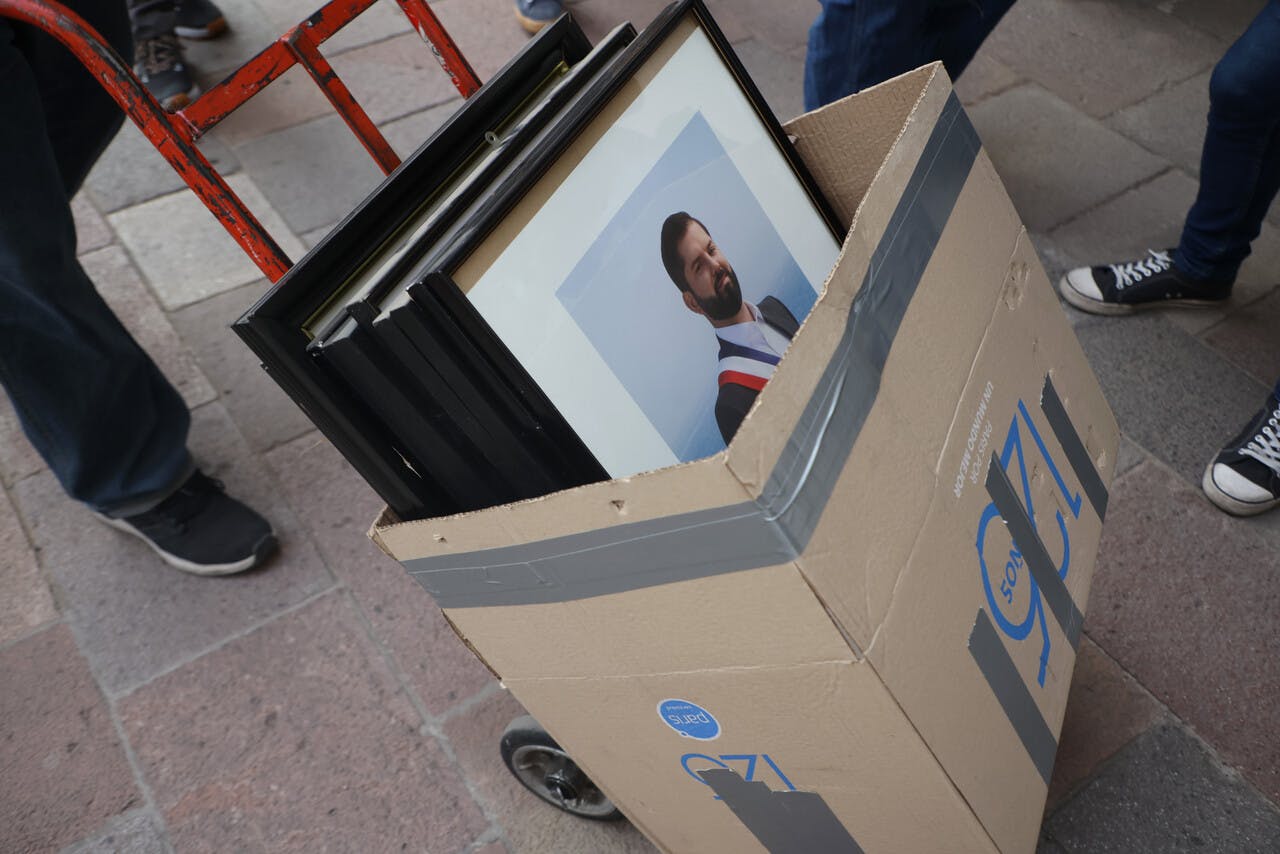 El fin de la era Boric: Comienza el retiro de la foto oficial del Presidente en La Moneda 