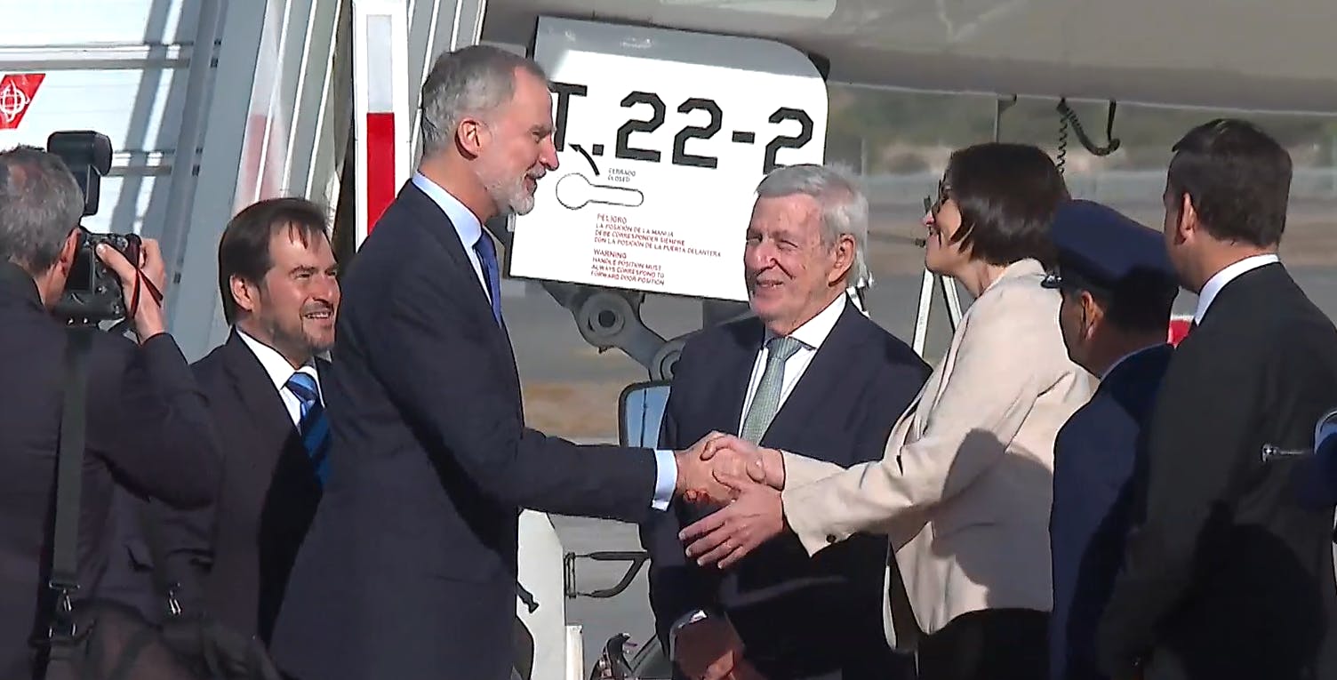 Rey Felipe VI de España llega a Chile como invitado al cambio de mando presidencial 