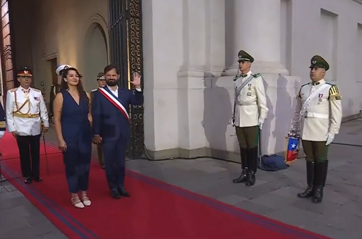 Presidente Gabriel recibe los últimos honores de Guardia de Palacio en La Moneda 