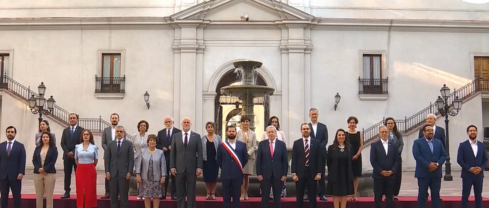 La última foto oficial del Presidente Gabriel Boric Font con su gabinete en La Moneda 