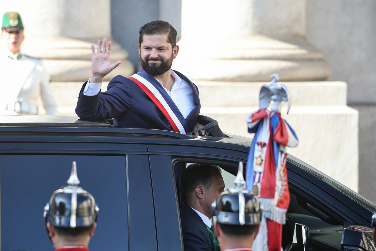 Entre aplausos y mucha emoción: Así fue la despedida del Presidente Gabriel Boric del Palacio de La Moneda