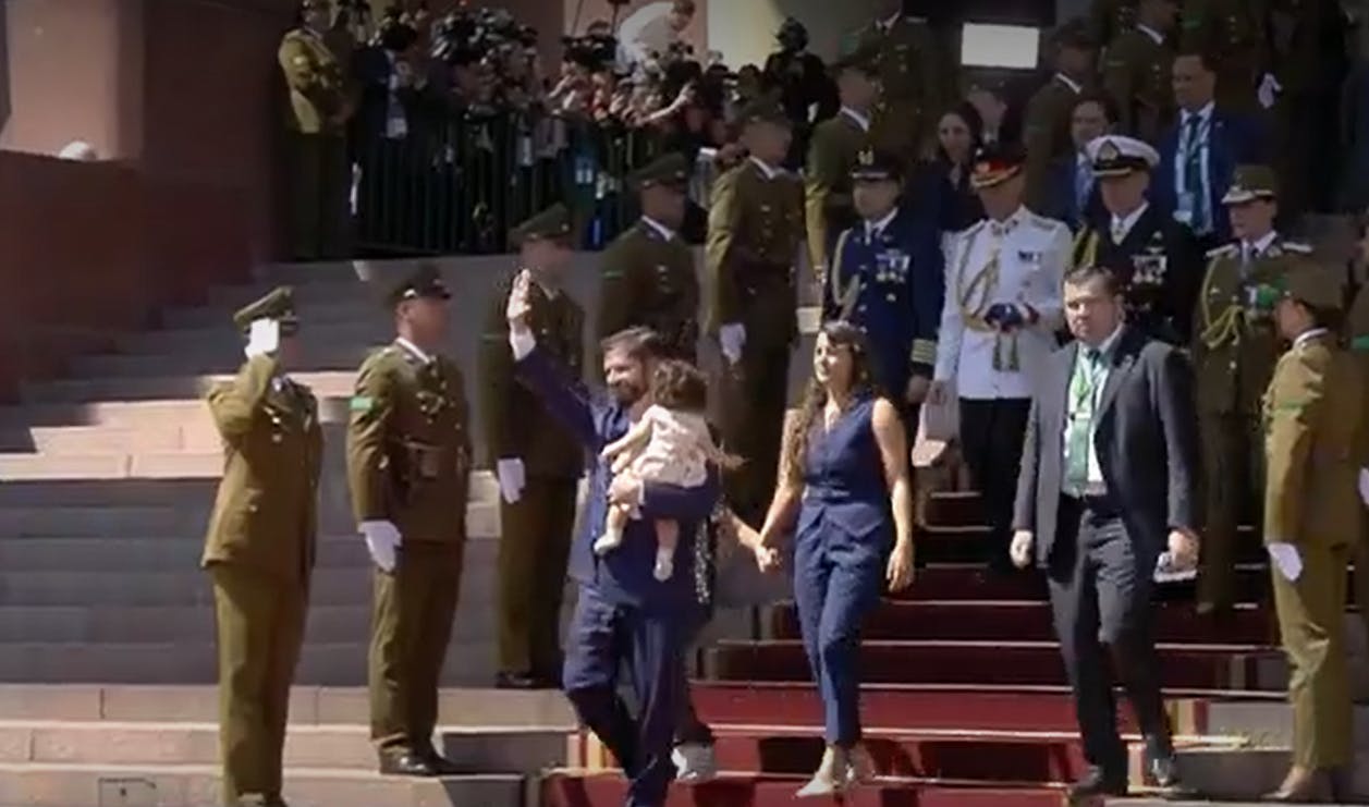 El ciudadano Boric: Así abandonó el ex presidente el Congreso Nacional durante el cambio de mando