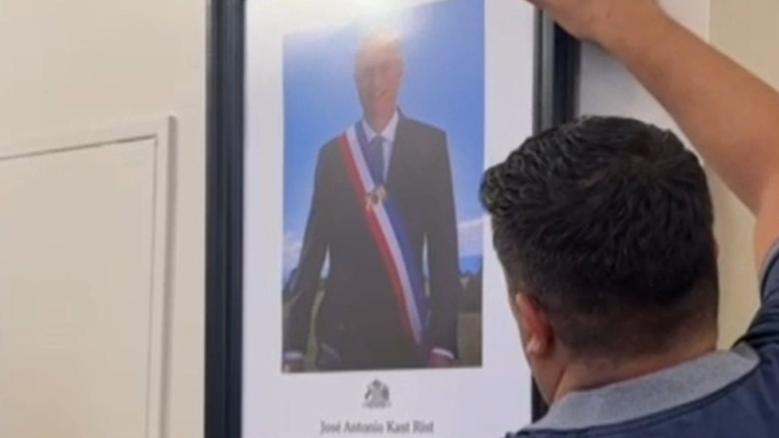 Los registros del cambio de foto presidencial oficial en las dependencias públicas 