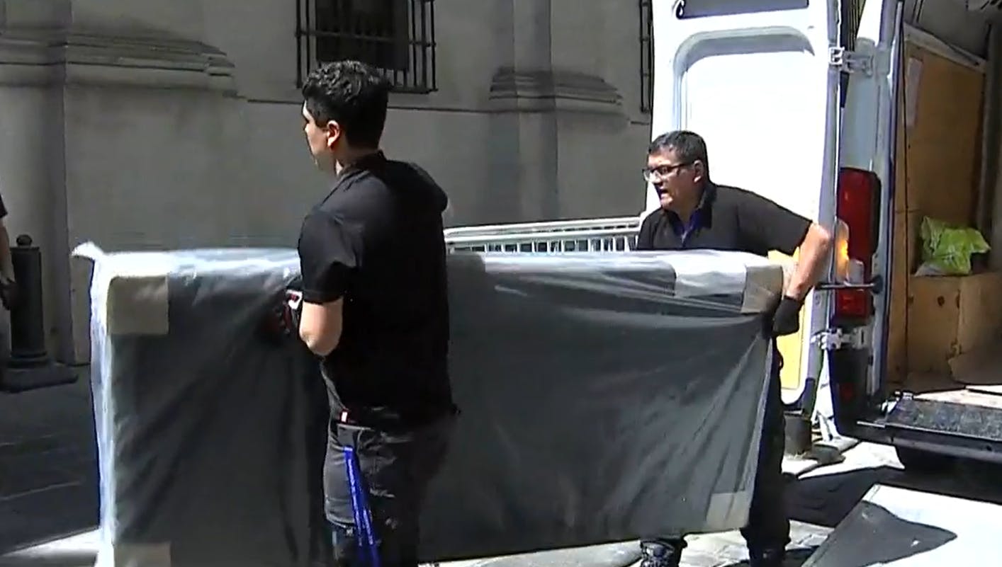 Llegan los muebles del Presidente Kast a La Moneda 