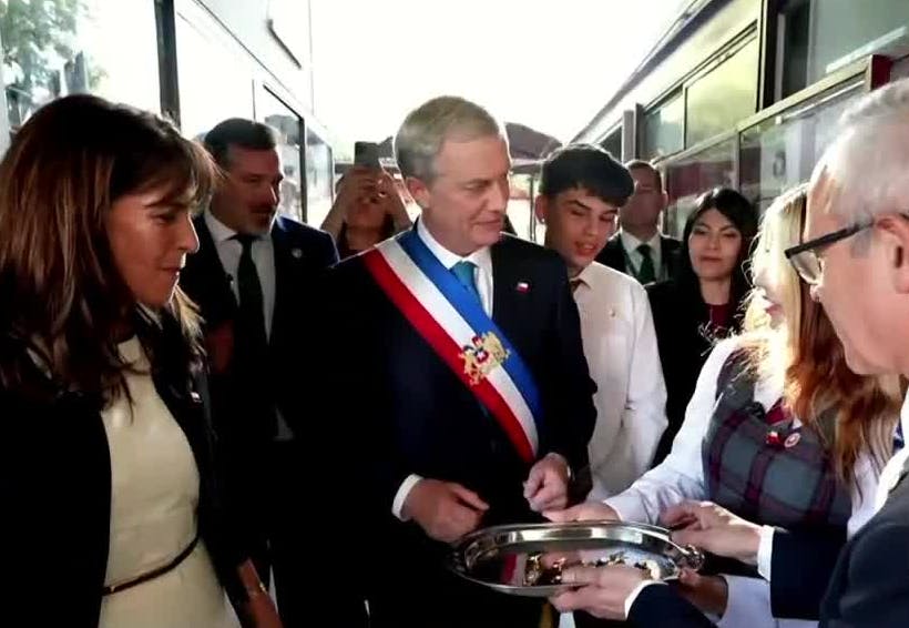Así fue la llegada del Presidente Kast a su primera actividad en Liceo de Ñuñoa