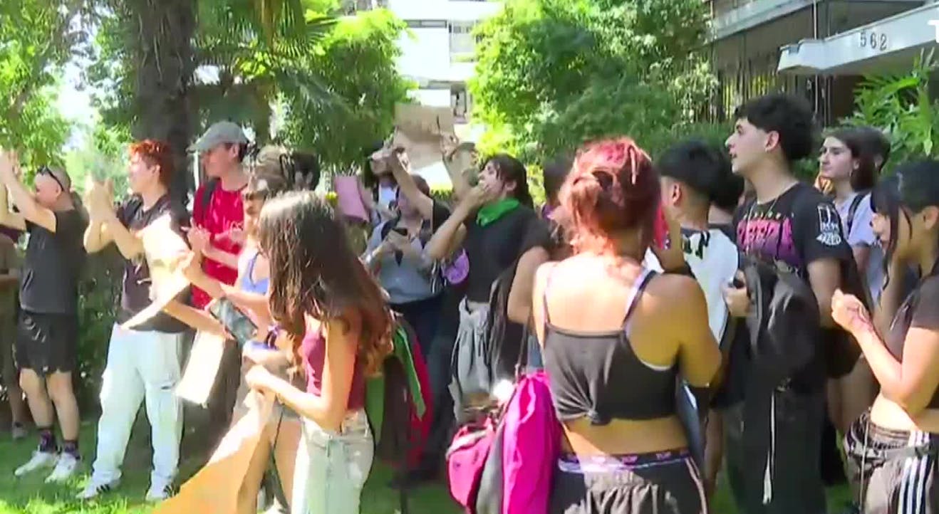 Estudiantes protagonizan protesta en colegio de Ñuñoa donde llegará el Presidente Kast