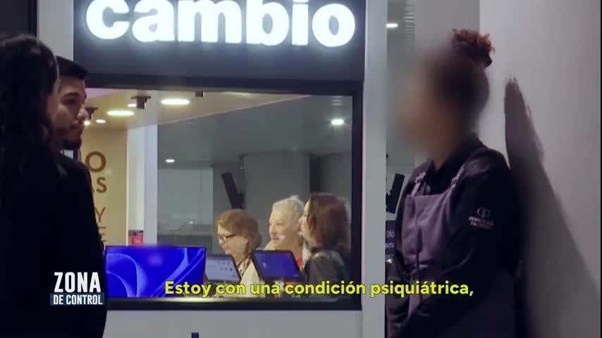Cámaras la delataron: trabajadora del aeropuerto fue sorprendida robando perfume de $130 mil