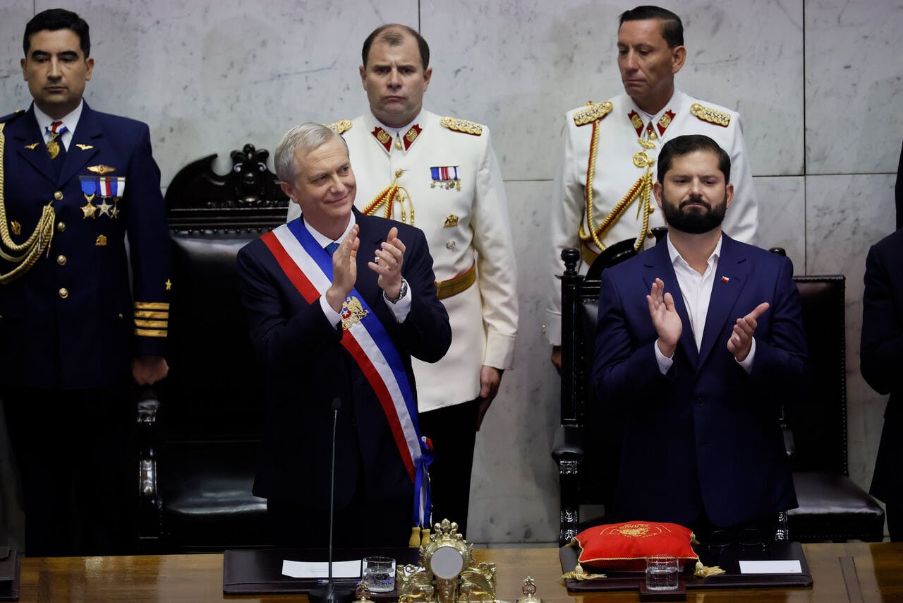 "Lo valoro...": Presidente Kast se refiere a la carta entregada por Boric durante cambio de mando