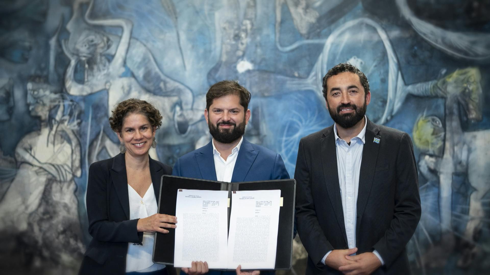 Boric firma decreto que crea y amplía parques marinos en Juan Fernández y Nazca Desventuradas