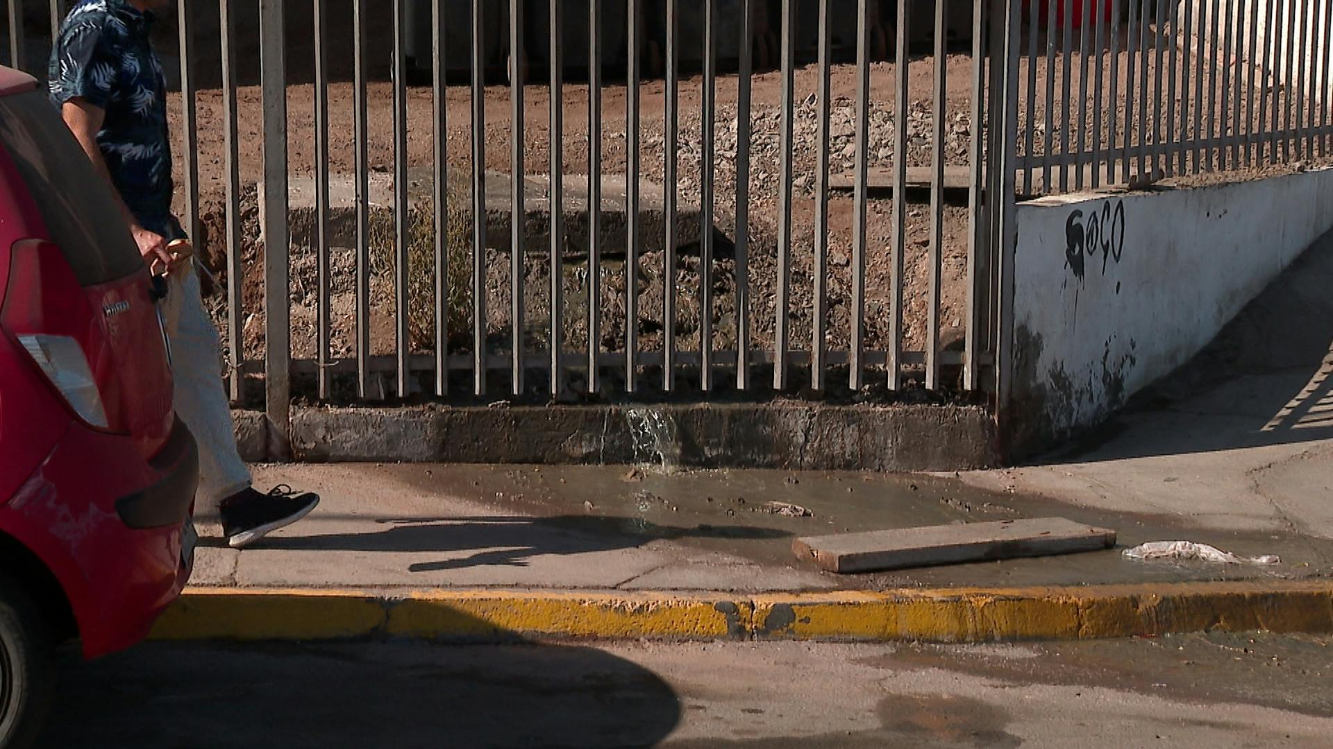 Vecinos del barrio universitario suman ya tres años con constantes derrame de aguas servidas 