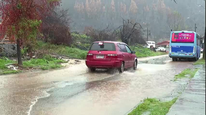 Lluvia en Biobío: socavón en Talcahuano y "ríos" en las calles de Lirquén
