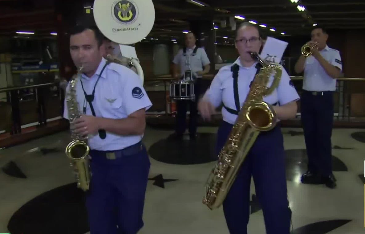 Dixie Band de la Fach sorprende con Show en Metro de Santiago