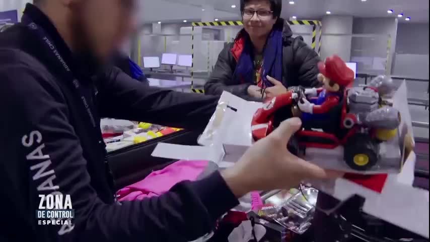 Pasajero llegó con muchos regalos y casi se ve sin nada