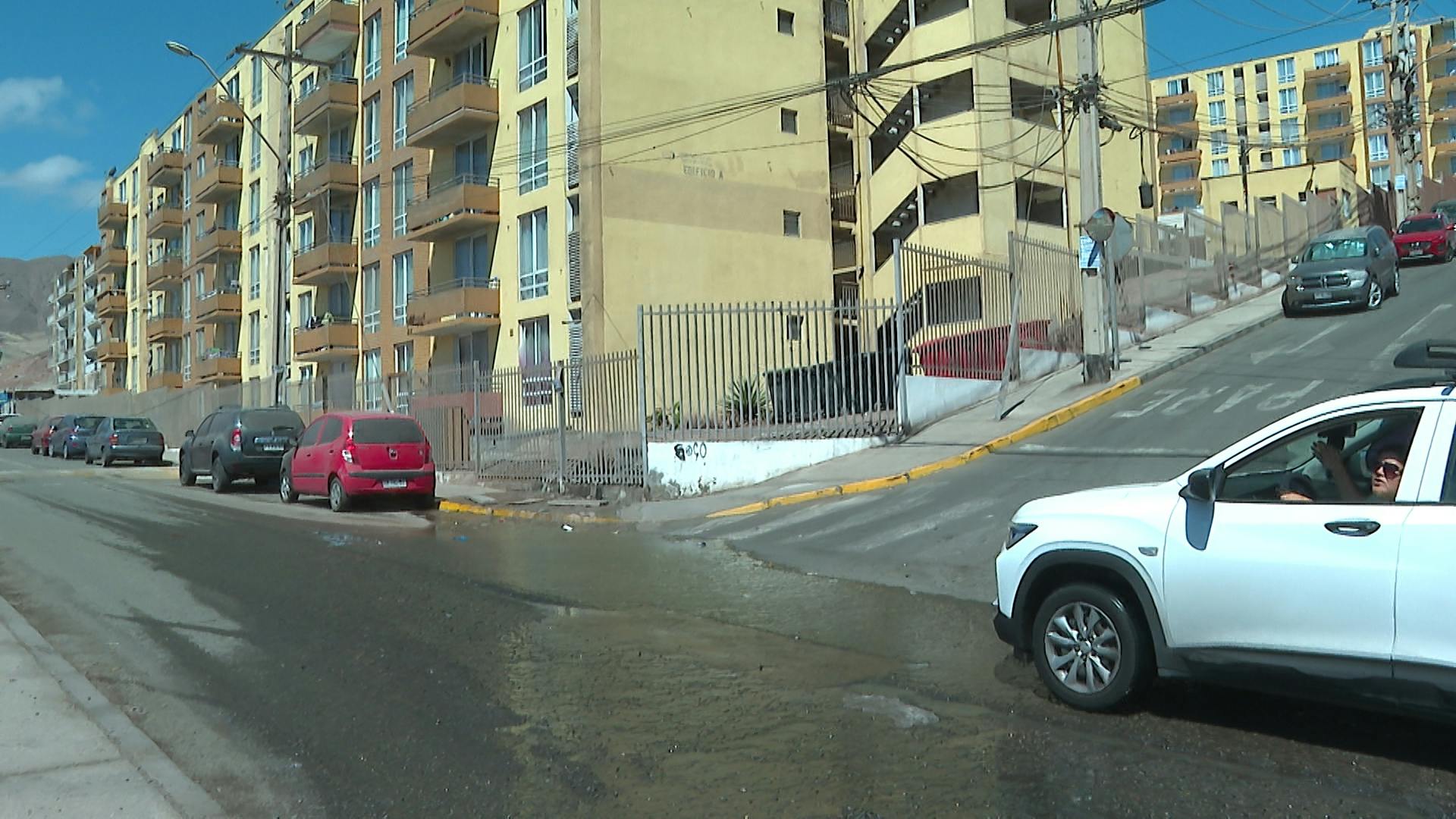 Inician sumario a condominio por vertimiento de aguas servidas
