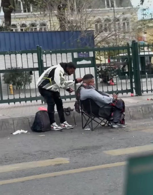 Sin comentarios: Peluquería "al paso" en plena pista de buses en Estación Central 