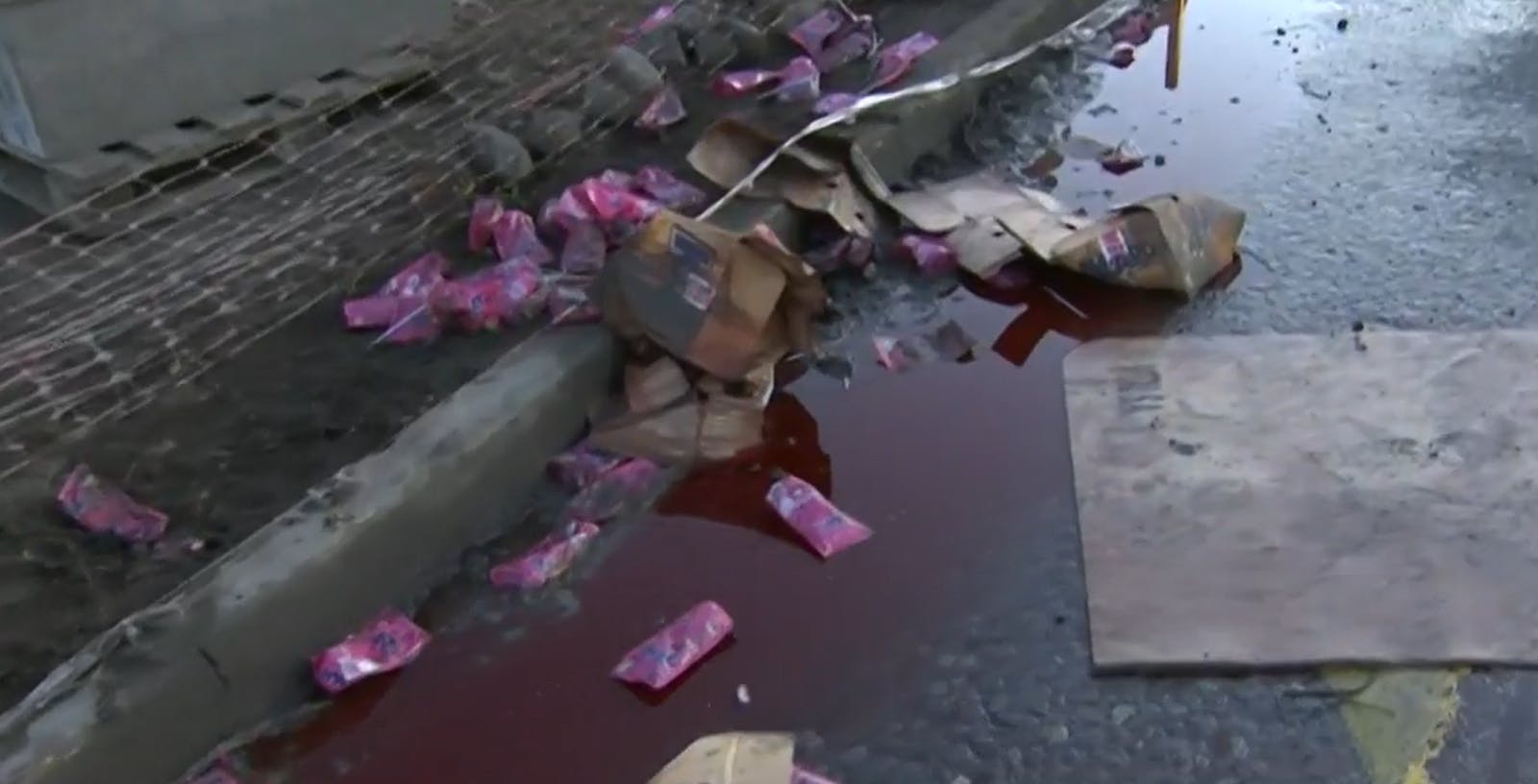 Pobre Eugenio Frambuesa: Cientos de jugos desparramados tras desplome de carga de camión en Maipú 