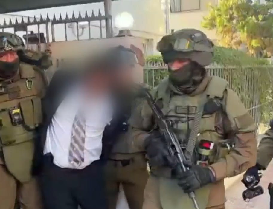 Amarró a guardia y gerente: Detienen a solitario asaltante de banco en Providencia