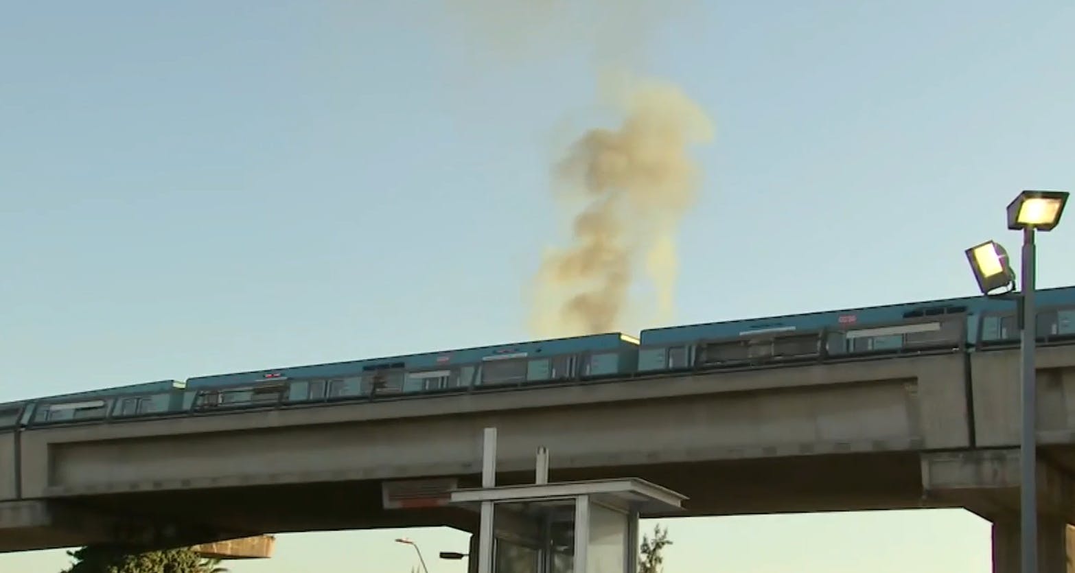 Humo en vagón provoca evacuación de pasajeros desde Línea 5 del Metro de Santiago 