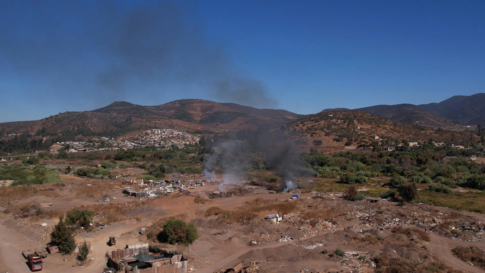 Quema ilegal de basura  en borde de río Aconcagua en Quillota