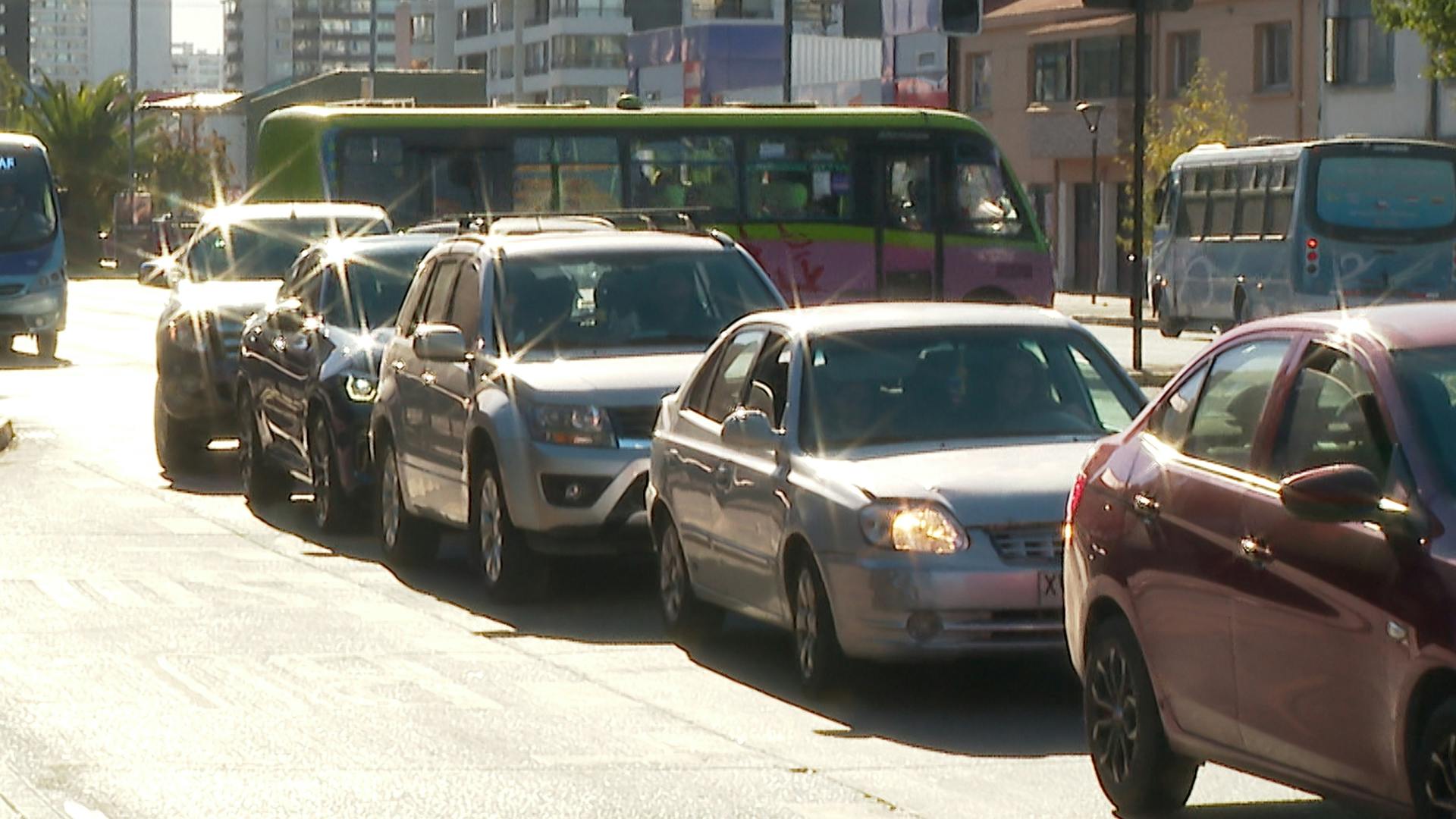 Último día antes del alza del combustible: largas filas y bencineras sin suministro en el Gran Concepción