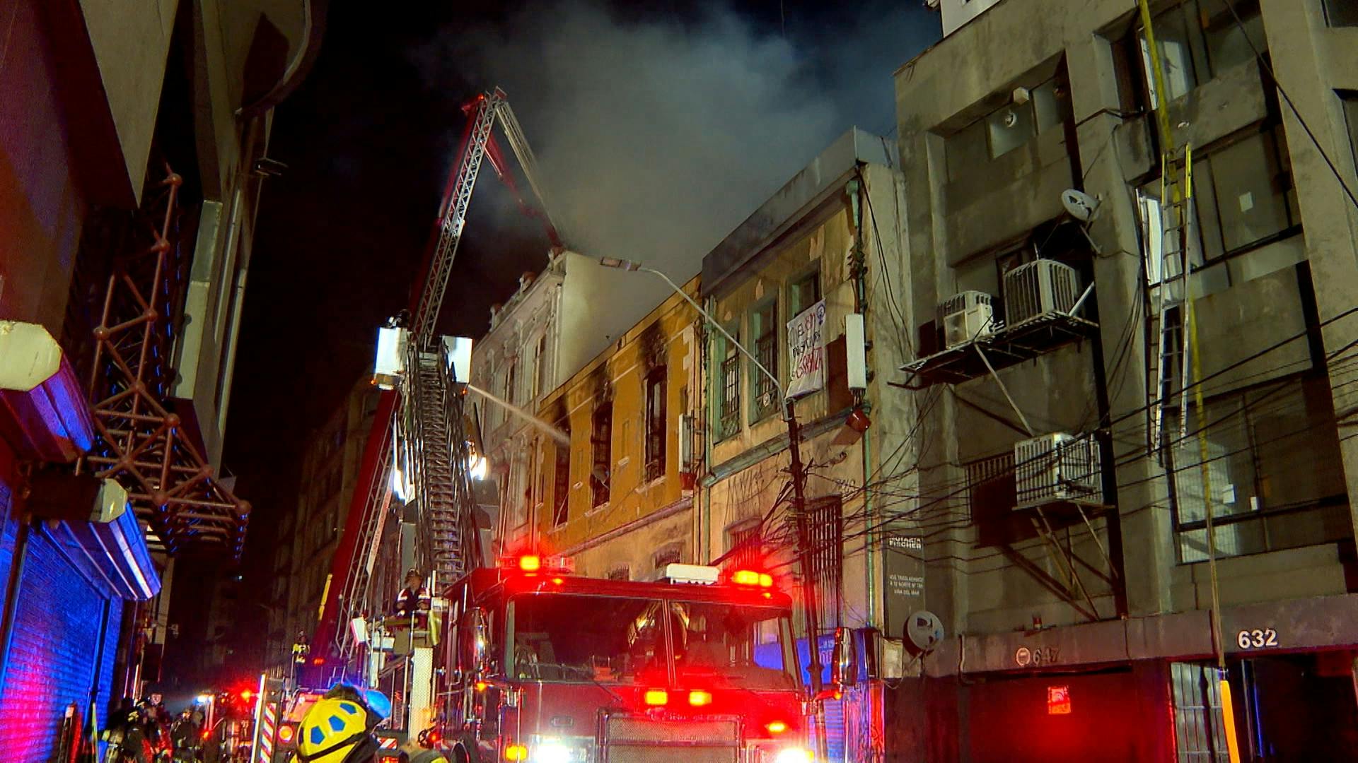 Incendio afecta a edificio del barrio puerto