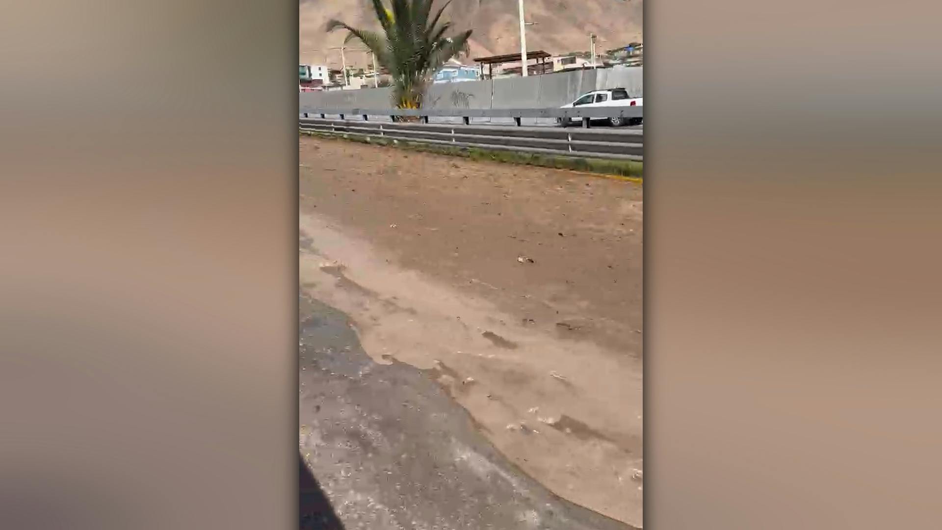 Gran rotura de matriz en provocó escurrimiento de agua por avenida Salvador Allende